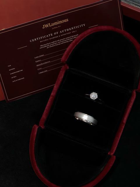 Cincin kawin dan sertifikat dalam kotak beludru merah