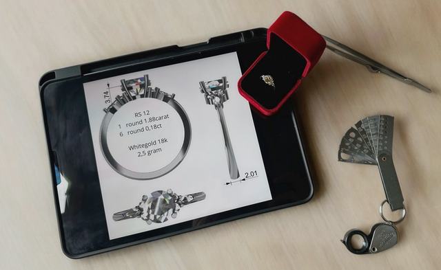 Lembar spesifikasi desain pada tablet, dengan alat ukur dan loupe